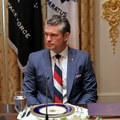 Шеф Пентагона носио кравату у руским бојама: Венс сматра да су то можда боје Америке