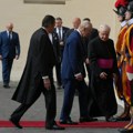 Britanski kralj Čarls doputovao u Vatikan, prvi put se zajedno moli sa papom