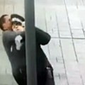 (Video) Iznenadio ga, počeo da ga davi Napadnut policajac ispred Palate Republike, uhapšen osumnjičeni