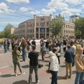 Studenti i građani ispred Pravnog fakulteta: Odavanje pošte i podrška penzioneru povređenom tokom blokade