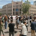 Studenti i građani ispred Pravnog fakulteta: Odavanje pošte i podrška penzioneru povređenom tokom blokade