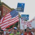 Protesti ispred parlamenta u Tirani, demonstranti gađali policiju i službena vozila, više privedenih