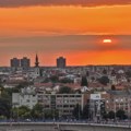 Sunce zašlo, a vrelina ne popušta! U Novom Sadu temperatura i dalje ne pada ispod 30 stepeni. Novo upozorenje RHMZ-a: Toplotni…