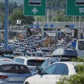 Fotografisali smo Bratislava Gašića na Evzoniju: Kolone gotovo da ne mogu da se pomere, njegov automobil izdvojen sa strane…