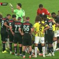 (VIDEO) Uznemirujuće: Igrač Fenera ležao nepomičan, bez svesti