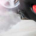 Pogledajte iza automobila čim ga upalite! Beli dim iz auspuha nije uvek bezazlen, jedan detalj otkriva katastrofu