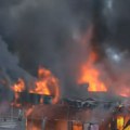 Veliki požar na Novom Beogradu, gori kineski tržni centar, na licu mesta i helikopter (VIDEO)