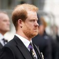 Princ Hari stigao u Veliku Britaniju da bude uz oca, ekskluzivna fotografija