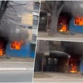 Strašan požar u Lazarevcu, stambena zgrada u plamenu: Kulja gust crni dim, vatrogasci se bore s vatrenom stihijom (video)