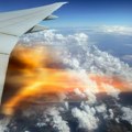 Putnici snimili dramu: Avion prinudno sleteo nakon što je motor eksplodirao i zapalio se