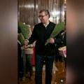 "Drage žene, hvala vam za ljubav, hvala vam na svemu!" Lepi snimci iz Predsedništva - Vučić podelio cveće damama (video)