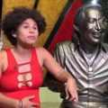 Sedela u krilu statue slavnog pevača i nežno mu šaputala: Devojka tvrdi da je zatrudnela sa metalnom konstrukcijom, ljudi u…