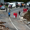 Sablasne scene iz Jablanice dan nakon tragedije koja ih je zadesila: Ljudi stoje na ruševinama svojih kuća, automobili…