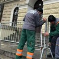 Postavljena zaštitna ograda ispred Prve kragujevačke gimnazije