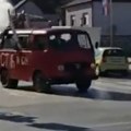 Neobična scena u Hrvatskoj nasmejala region Kombi sa natpisom ''Krstić i sin'' se pojavio na ulicama, reakcija meštana je…