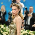 Điđi Hadid zablistala cela u zlatu: Nema kome nije zastao dah kad ju je ugledao, a svi se pitaju gde je Bredli Kuper? (foto)