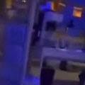 "Neka mi neko pomogne!" Jeziv snimak pucnjave u tržnom centru, žena vrišti i leži na podu (video)