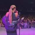Marina Visković svukla momka iz obezbeđenja! Navukla njegovu garderobu pa takva pevala: Hit prizor