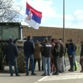 Deo poljoprivrednika protestuje već 20. dan: "Apsurd da država daje subvencije za mleko, a mi ne možemo da ga prodamo"