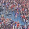 (Video) Horor scene na derbiju u Paragvaju: Žestok sukob navijača i policije, suzavac, gumeni meci, hapšenja…