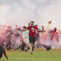 VIDEO Huligani upali na teren i prekinuli veliki derbi za titulu, scene ostavile Evropu u šoku
