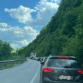 (Foto) Kolaps na granici sa Crnom Gorom: Kilometarske kolone vozila, sve stoji, putnicima curi strpljenje: "Šleperi zauzeli…