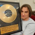 Željko Mitrović i ove godine svoj rođendan pretvorio u praznik za najmlađe: Stotine paketića stiglo u Teatar Odeon, njegovim…