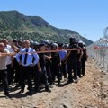 (Foto) Protest u Albaniji: Demonstranti srušili ogradu oko gradilišta odmarališta Džareda Kušnera