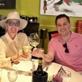 Lepa Brena na večeri sa vanbračnim sinom Miroslava Ilića Nazdravljaju belim vinom, kadrove podelila njegova majka: Ne skidaju…