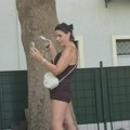 Svađa se preko telefona nasred ulice i kipti od nervoze: Uslikali smo poznatu pevačicu usred napete situacije: Šeta u miniću i…