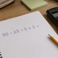 Matematička zamka koju samo oni najpametniji rešavaju iz prve: Znate li vi koliko je 50 – 25 ÷ 5 × 2?