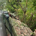Dramatične slike kod Ustaničke! Zid pao na automobile, cigle su po vozilima: "Čuli smo kako je puklo"