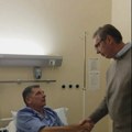 Vučić obišao povređenog aktivistu u UKC Niš: „Najvažnije je da se živ i zdrav vrati svom sinu“