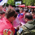 Grčki vojnik Kfora im se potpisivao Na majice Maturanti u Zvečanu opleli kolo pred bodljikavom žicom (video)