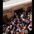 Снимак "пакла" у возу: Људи се гурају, ударају, прелазе једни преко других и њима је "то сасвим нормално"