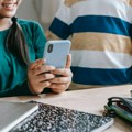 Све више школа у Србији забрањује употребу мобилних телефона