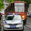 Udarili u tramvaj, vozač izašao da vidi oštećenje, pa dobio batine: Tukli ga po licu, pun je podliva i ogrebotina i u…