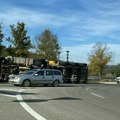 Saobraćajka kod Kragujevca: Prevrnuo se šleper nasred kružnog toka (foto)