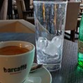 Momak pokazao u kakvoj čaši mu je poslužena voda u kafiću i ljudima se prevrće želudac: Javio se konobar i otkrio o čemu…