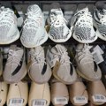 Adidas pokušava da "kontroliše štetu", rasprodaje patike Yezzy koje je kreirao Kanje Vest po proizvođaćkoj ceni