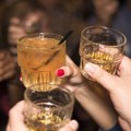 Mladi "bindžuju" alkohol na žurkama – šta kada dete kući dolazi pijano