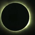 Počelo pomračenje Sunca: Ljudi širom sveta gledaju neverovatan prizor na nebu (video)