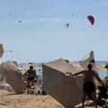 Suncobrani lete na sve strane, ljudi u panici ne znaju šta da rade Odmaranje na plaži prekinuo snažan vetar (video)