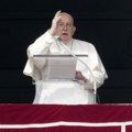 Radost na Trgu Svetog Petra, začuo se glas papa Franje! Vernicima se obratio prvi put od odlaska u bolnicu