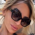 (Foto) Aleksandra Nikolić se sa verenikom baškari u Kanu: Slika se iz svakog ugla, obline samo sevaju, a silikoni samo što ne…