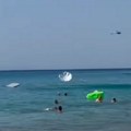 (Video) "nije tornado, a napravio je haos na plaži": Srbi snimili jezivu scenu u Grčkoj: Suncobrani i dušeci poleteli u…