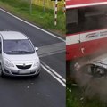 (Uznemirujući video) zaustavlja se nasred pruge, a onda naleće voz u punoj brzini! Automobil smrskan do neprepoznatljivosti…