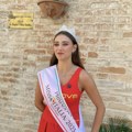 Estetske predrasude pale u vodu: Devojka sa zubnom protezom postala Mis Italije 2025.