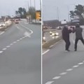 Двојица мушкараца се потукла насред пута, возила стоје, пролазници у шоку: Ужасне сцене у Новом Саду (Видео)