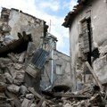 Blizanci bili zarobljeni ispod srušenog zida, jedan poginuo: Otac kopao po ruševinama, pokušao da ih spasi